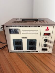 مثبّت جهد كهربائي أوتوماتيكي AVR من نوع Servo Motor، والمكتوب عليه